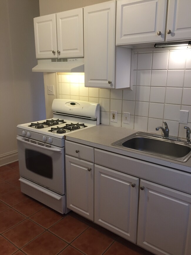 Building Photo - 809 N Van Buren St Unit 1A