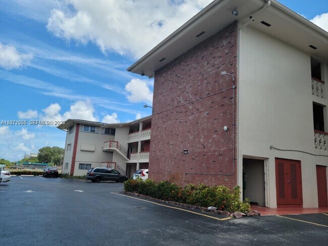Building Photo - 4730 NW 10th Ct Unit 302