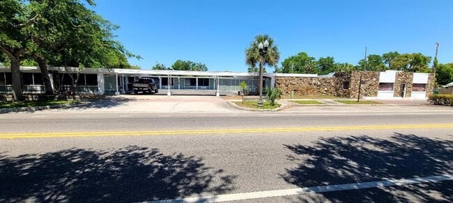 Building Photo - 421 E Kennedy Blvd Rental