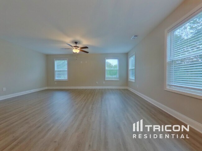 Photo - 184 Oakville Dr