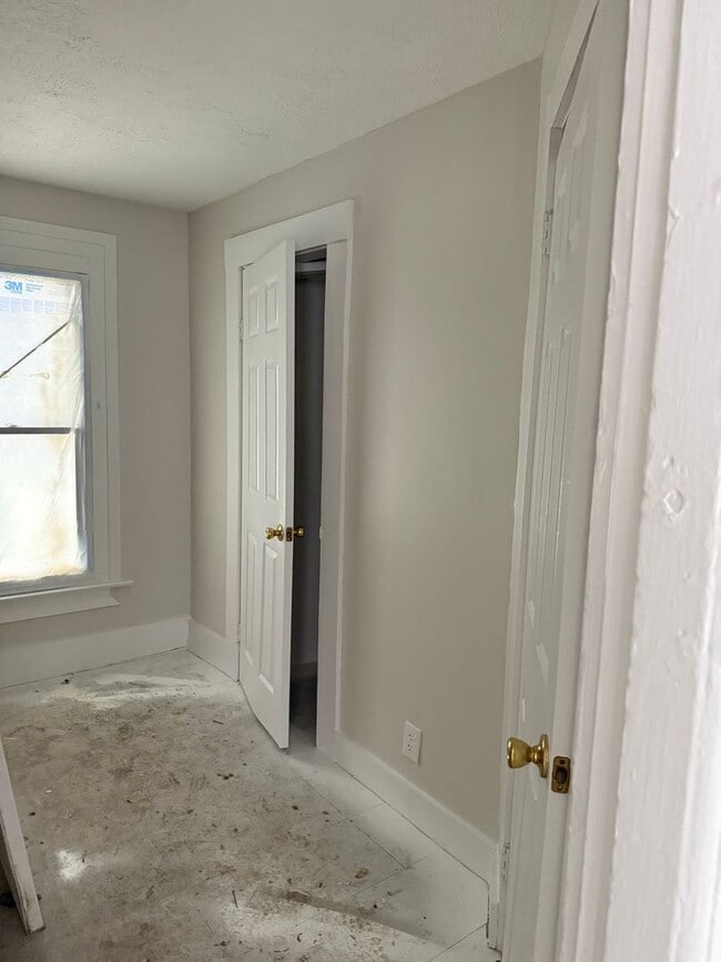 Building Photo - Avenue B Unit Lower Front