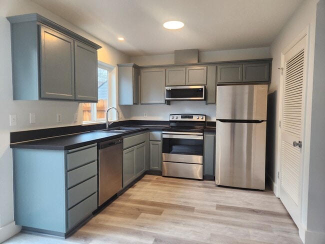 Recently Renovated 3 Bedroom Campus Duplex! - Recently Renovated 3 Bedroom Campus Duplex! House