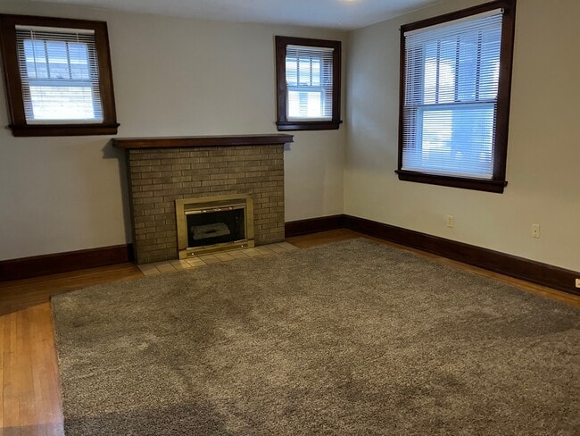 Living room - 121 W 33rd St Unidad #2