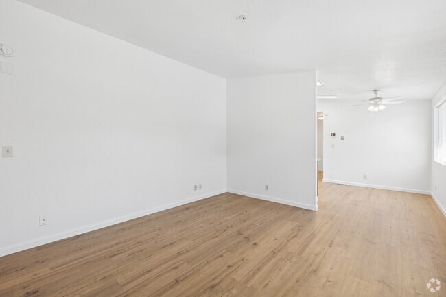 2BR, 2BA - 1140SF - Living Room - Newell Manor