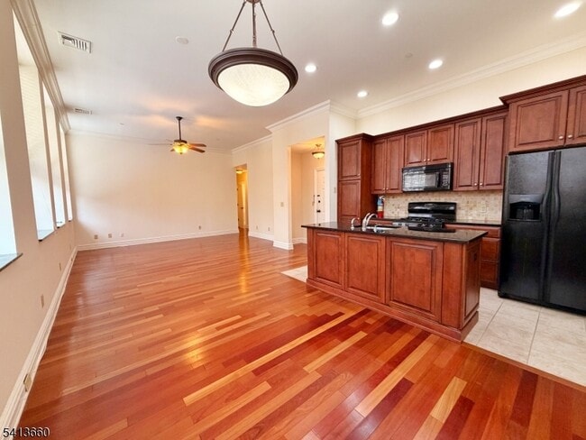 Building Photo - 33 Forest Ave Unit 1E