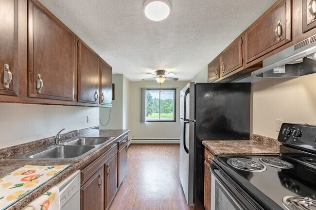 1BR, 1BA - 760SF - Kitchen - White Bear Royal