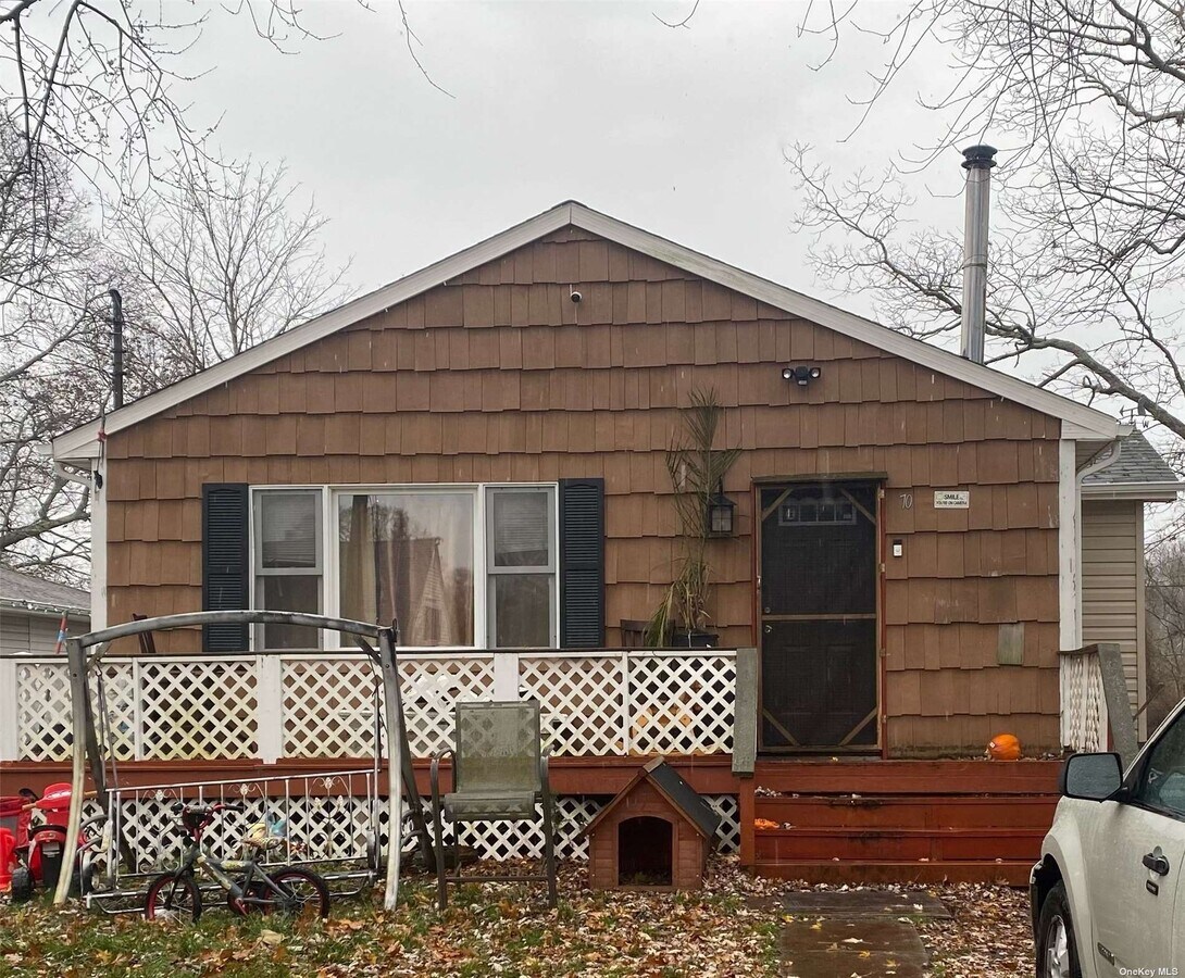 Photo - 70 Edgewater Dr House