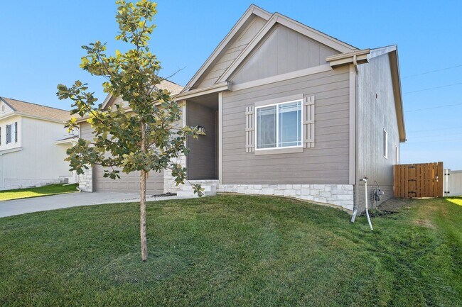 Photo - Stunning Modern Ranch for Rent near Lake F...