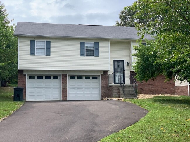 Photo - 3 Bedroom/2 Bath Split-Foyer Home Kingspor...