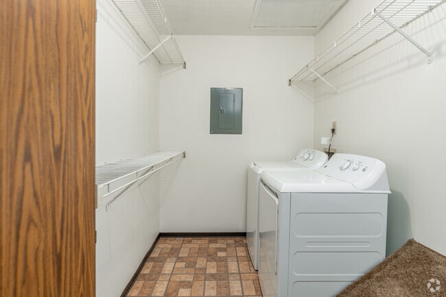 1BR, 1BA - 672SF - Closet