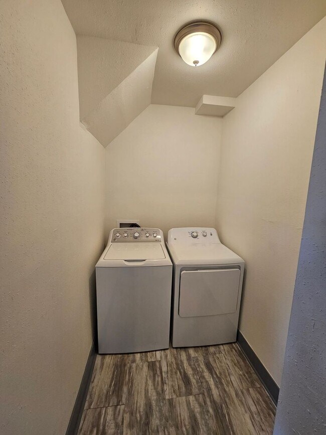 Photo - 4455-4457 N 30th St. (Duplex) Unidad 4457 Upper