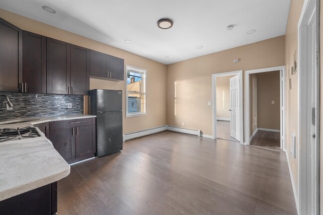 Building Photo - 134 Van Horne St Unit 2L