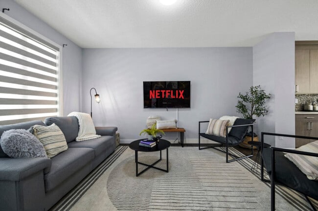 Building Photo - 10749-10792 92 St NW Unit ID1308635P