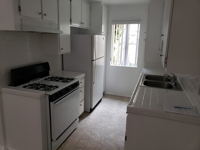 Kitchen - 12333 Texas Ave Unit 5