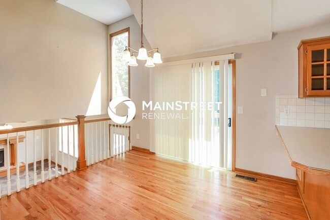 Photo - 4 Bedroom Pet-Friendly Home in Lee's Summi...