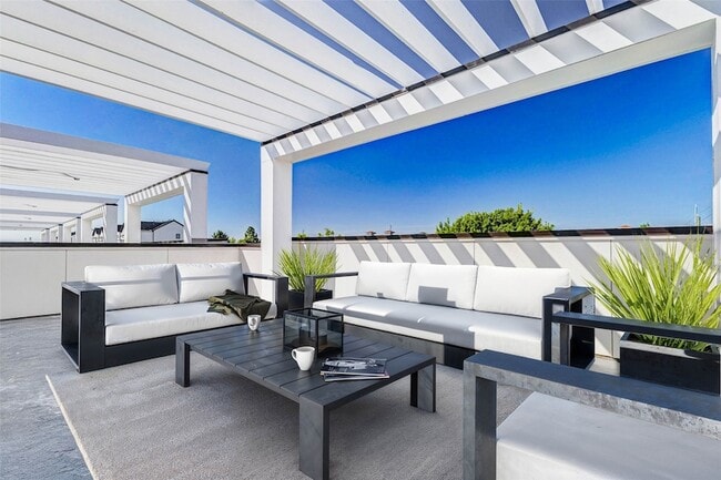 Building Photo - 5634 Dolores St