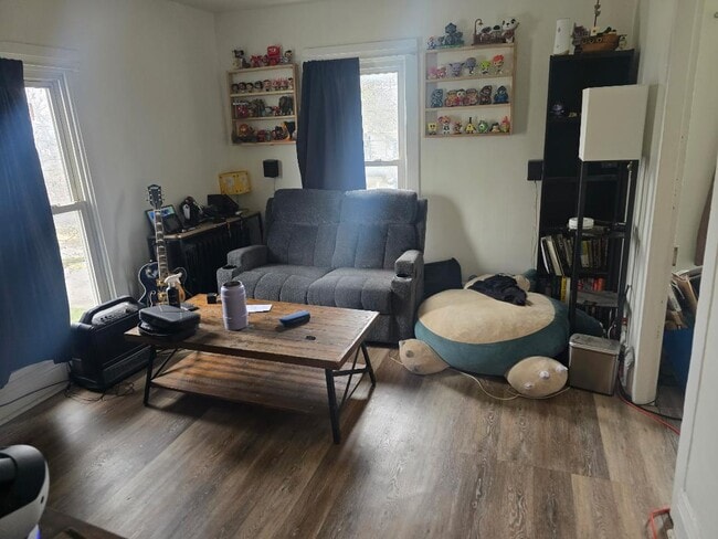 Building Photo - 110 Robinson St Unit Upper Robinson