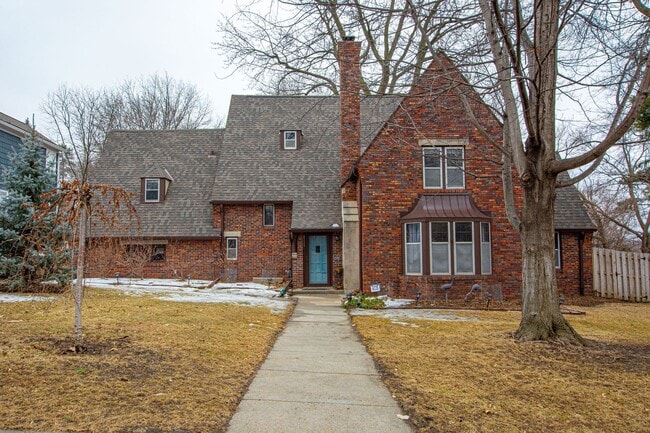 Building Photo - Gorgeous 5 Bedroom / 4.5 Bath Home located right off Happy Hollow Blvd!
