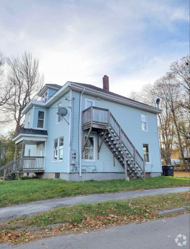 Building Photo - 689 Main St Rental