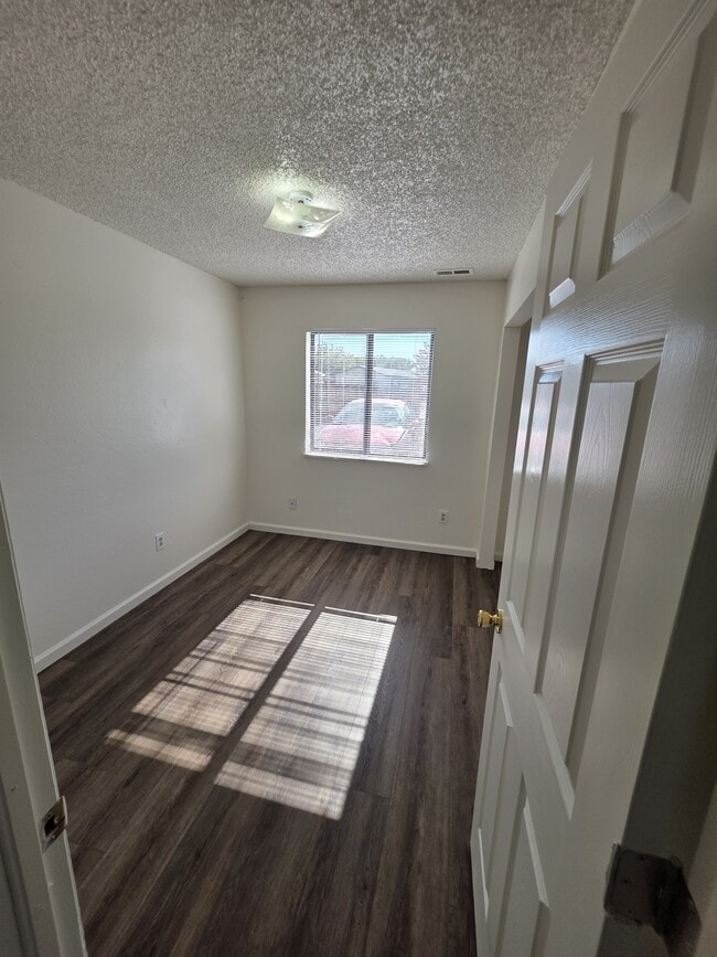 Photo - 987 Iowa Ave Unit B