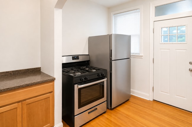 Building Photo - 2332 W Addison St Unit B1