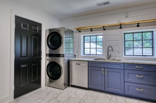 Photo - 1122 Wellman Ave NE