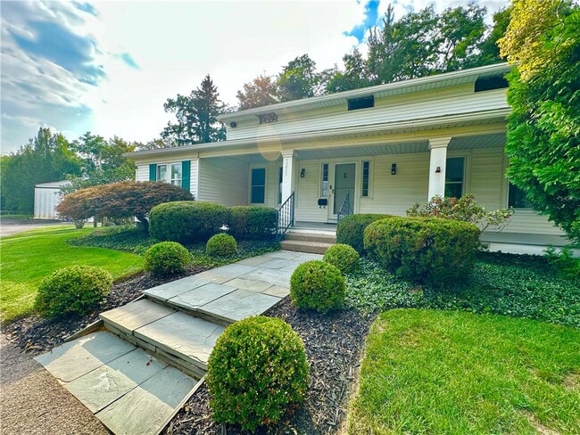 Photo - 1253 Fairport Rd