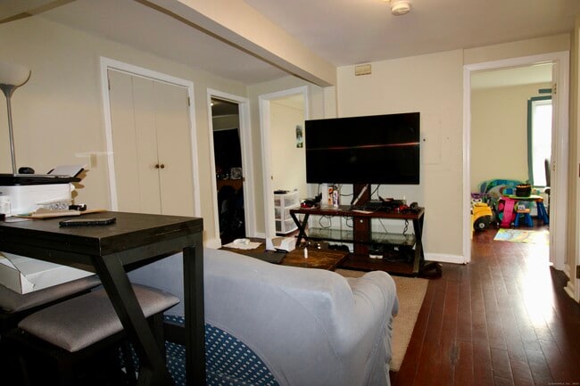 Photo - 38 Denison Ave Unidad 2