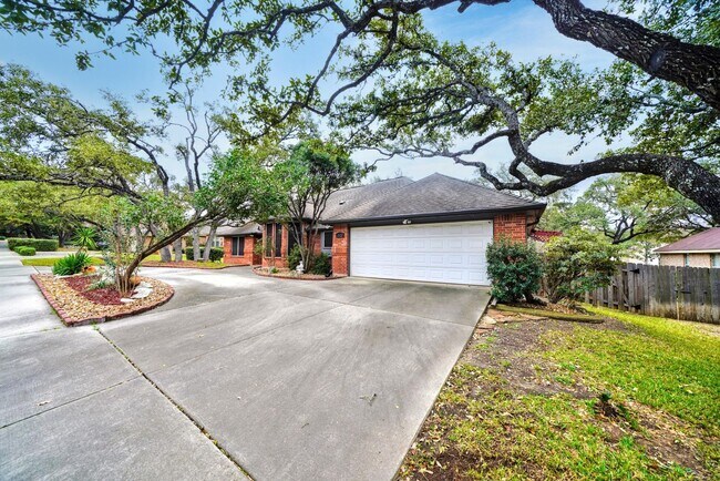 Photo - Executive Home in Greenshire with Luxurious Updates and Spacious Outdoor Living - Agent Commissio...
