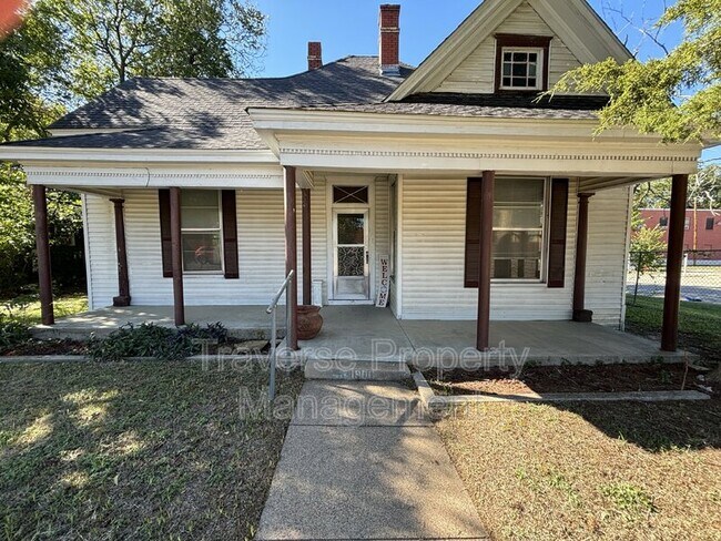 Photo - 1900 S Jennings Ave Casa