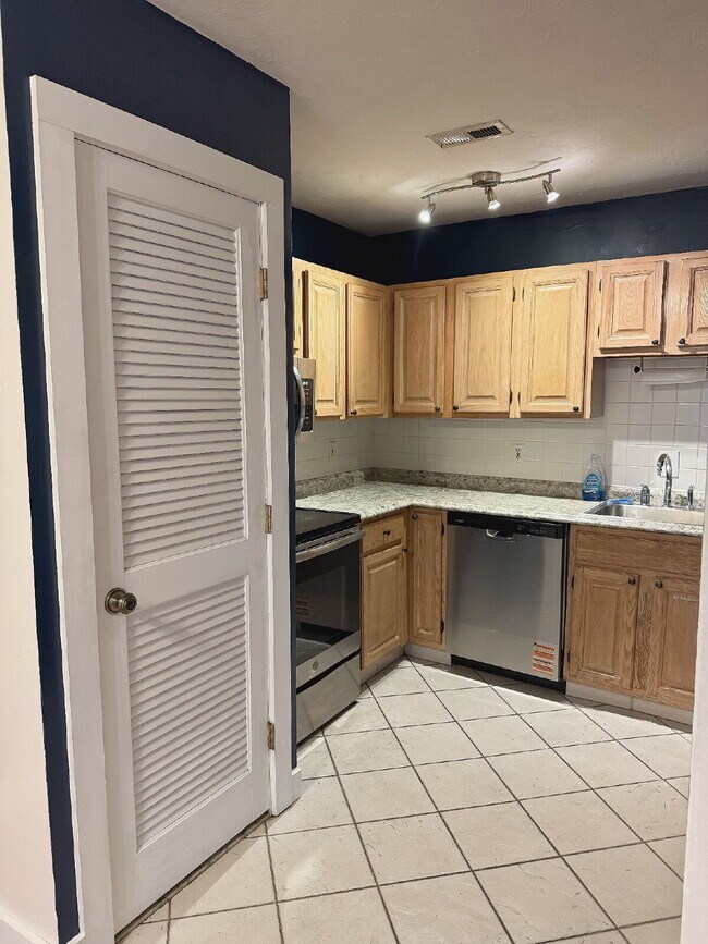 Photo - Spacious 2 BED 1.5 BATH Condo rental close to Quincy Center! Unit A104