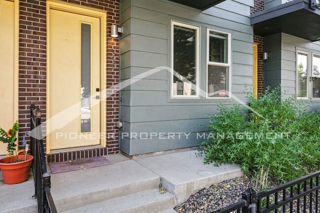 Photo - Gorgeous Townhouse with Central AC and Rooftop Deck