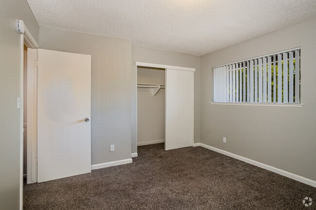 2BR, 1.5BA - 984SF - Walnut Oaks Apartments
