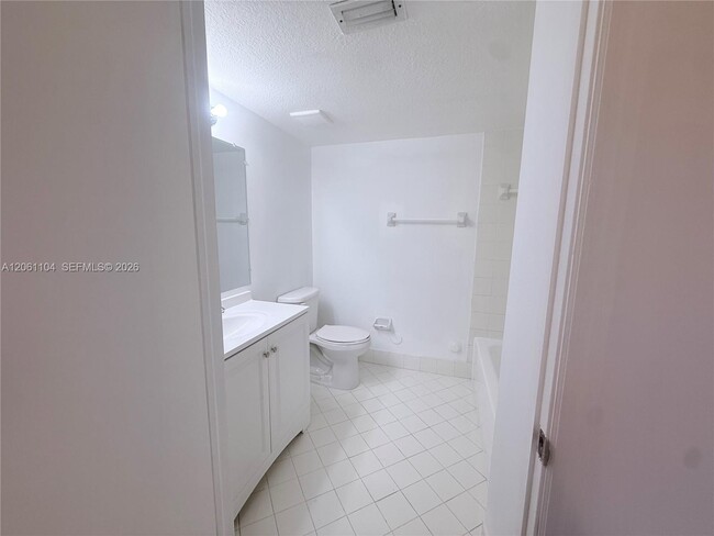 Photo - 995 NE 34th Ave Unidad 101