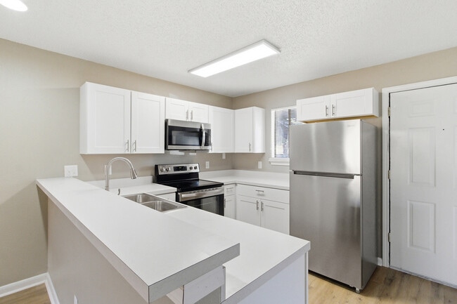 townhomes-at-tsc-apartment-homes-for-rent-tallahassee-fl-32304-unit2-kitchen - Townhomes at TSC