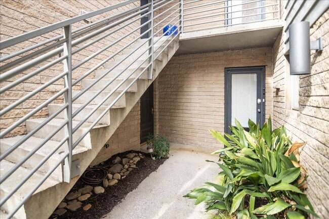 Building Photo - Spacious Ground Level 2bd/2ba w/ Screened ... Rental