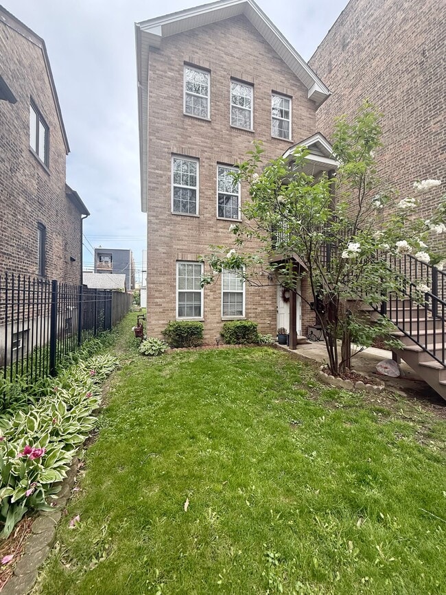 Building Photo - 871 N Mozart St Unit 1