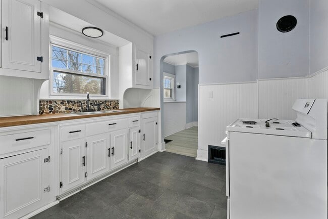 Photo - 906 Harrow Rd