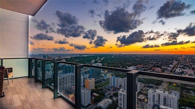 Building Photo - 88 SW 7th St Unit 4106 Rental