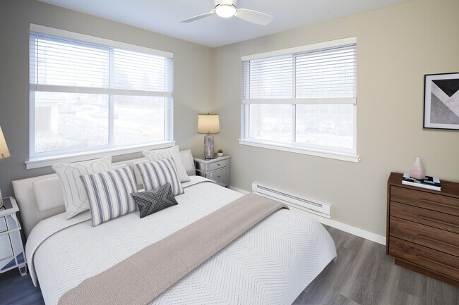 Habitación con ventilador de techo y pisos de superficie dura - Avalon North Creek