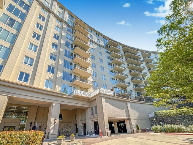 Building Photo - A 2 BR Lifestyle of Luxury at One Vinings Mountain!