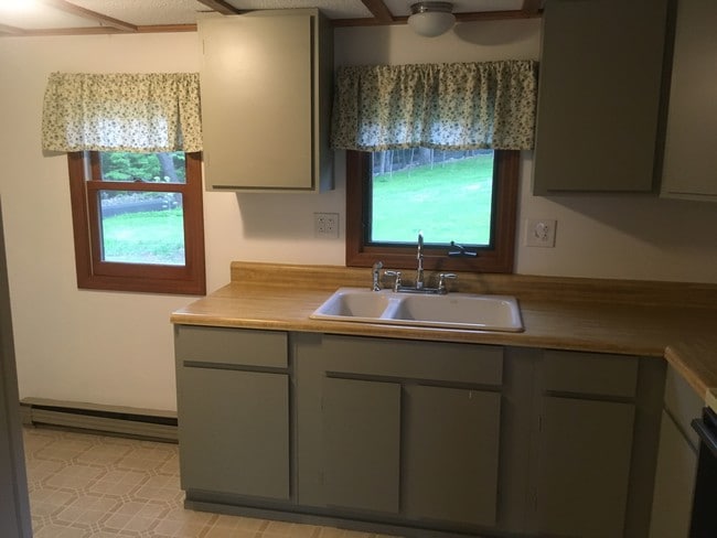 Kitchen - 56 London Rd Unit Sunny Westmoreland Oasis