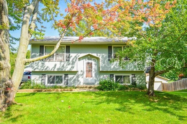 Building Photo - Beautiful split level home near Urbandale ...