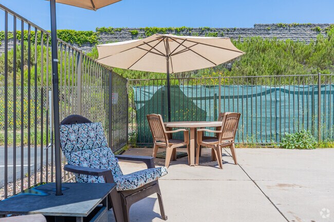 Asientos en la piscina - Royal Oakdale Apartments