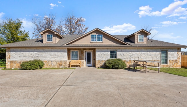 Building Photo - 5 bed 4 bath near campus!