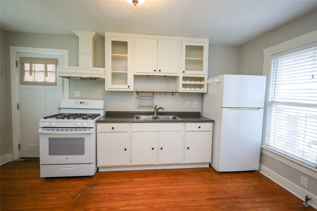 Photo - 618 E 12th St