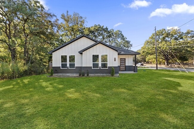 Building Photo - 150 Bandera Cir