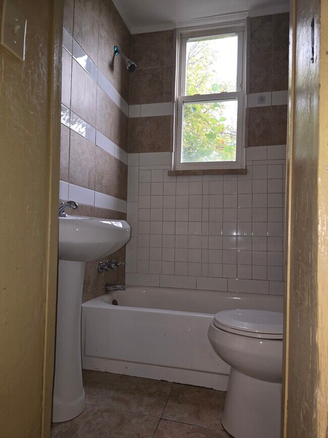 baño - 354 15th Ave Apartamentos