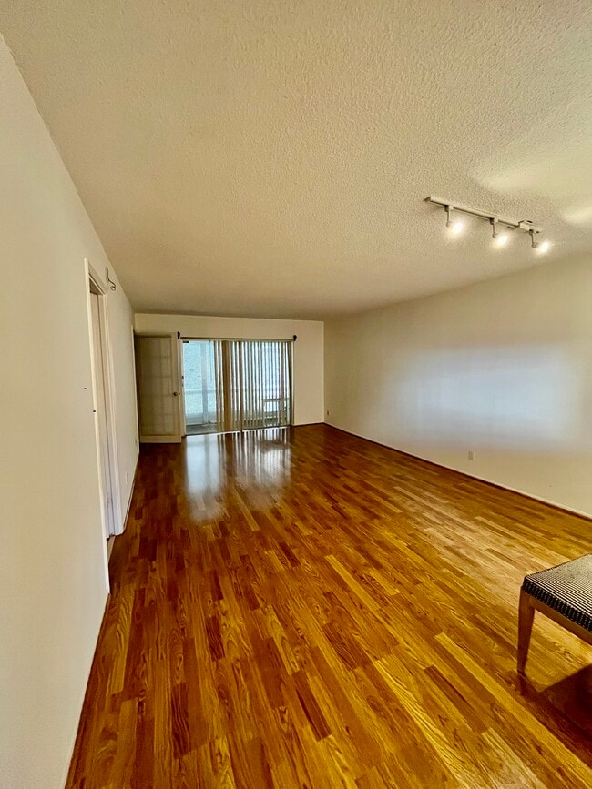 Building Photo - 950 Hillcrest Dr Unit 109 Rental