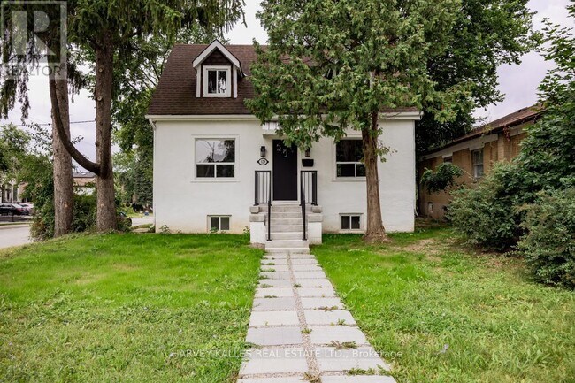 Photo - 129 Major Mackenzie Dr E